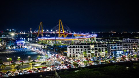 Vinhomes Royal Island: Phố đảo càng đông, nhà phố càng “bật giá”