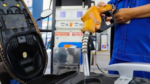 Giá xăng RON 95 xuống thấp nhất 5 năm, về dưới 19.000 đồng/lít