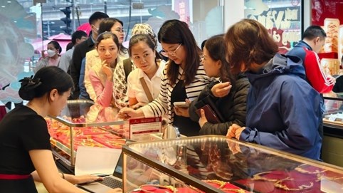 Giá vàng hôm nay 17/4: Vàng miếng SJC giảm mạnh