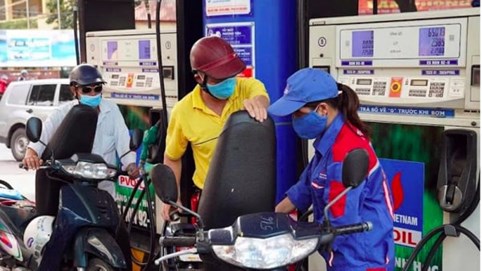 Giá xăng RON 95 giảm hơn 400 đồng/lít