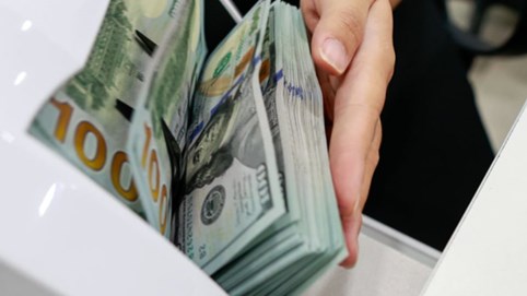 Giá USD ngân hàng đi lên, thị trường tự do giảm mạnh