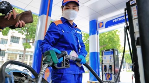 Giá xăng dầu giảm, xăng RON95 về sát 24.000 đồng/lít