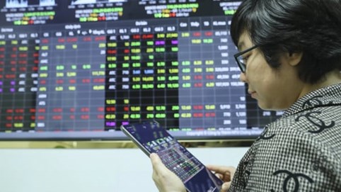 VN-Index bật tăng hơn 7 điểm, thanh khoản bùng nổ
