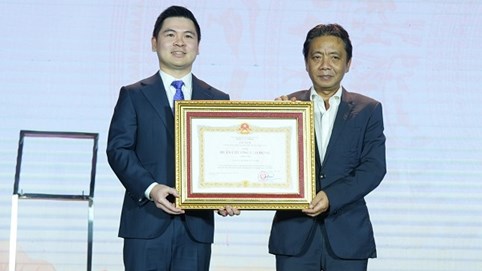 CLB bóng đá Hà Nội vinh dự đón nhận Huân chương Lao động hạng Nhì