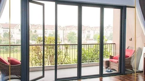 Kính Low-E là gì? Vì sao vật liệu này xuất hiện ngày càng nhiều trong nhà cao cấp?