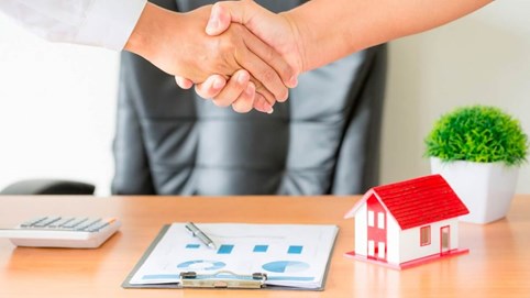 Ngân hàng tiếp tục mạnh tay rót vốn vào bất động sản, có đáng lo?