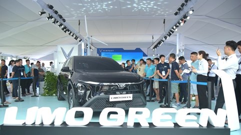 VinFast Limo Green khiến khách Việt mê mẩn tại sự kiện “Thu xăng - Đổi điện”