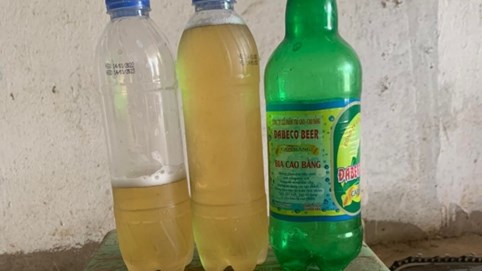 Bia Cao Bằng, nhãn mác ghi 1 lít nhưng thể tích thực chỉ khoảng 800ml