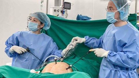 Vinmec Cần Thơ phẫu thuật nội soi thành công khối u tử cung lớn phức tạp
