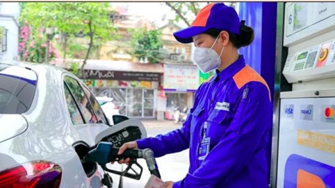 Giá xăng, dầu tăng giảm trái chiều
