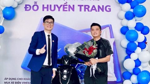 Khách hàng Cà Mau mua VinFast VF 3, bất ngờ trúng thêm xe máy điện Theon S