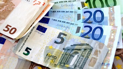 Đồng euro vẫn có nguy cơ mất giá dù EU nâng lãi suất mạnh