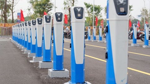 Có gì bên trong trạm sạc V-Green lớn nhất cả nước?