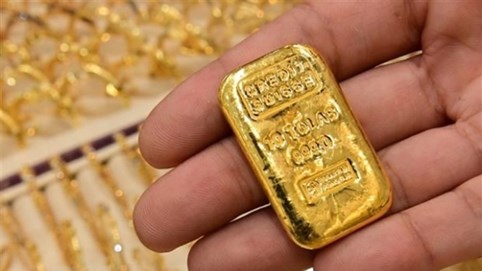Giá vàng thế giới giảm do áp lực bán tháo, trong nước đi ngang