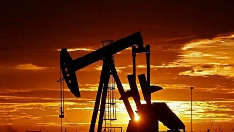 Giá dầu tiếp tục lao dốc gần 2%