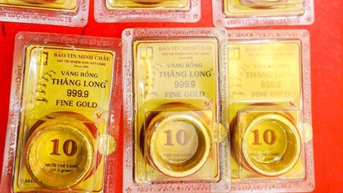 Giá vàng hôm nay 30/10/2025: Vàng miếng vọt thêm 3,8 triệu đồng/lượng