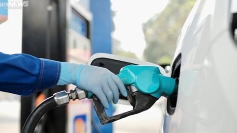 Giá xăng giảm nhẹ