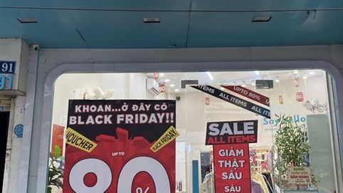 Loạt cửa hàng treo biển giảm giá đến 80% Black Friday nhưng vẫn 