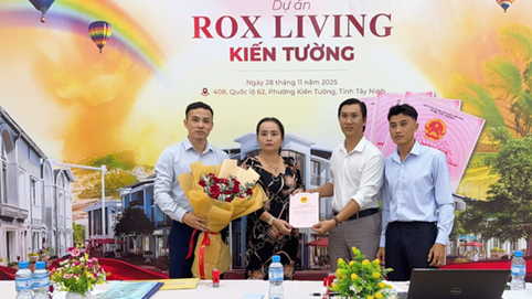 ROX Living Kiến Tường trao sổ hồng cho khách hàng, khẳng định năng lực và trách nhiệm của chủ đầu tư