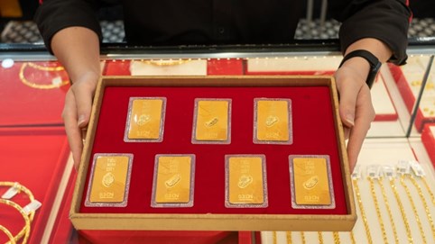 Giá vàng hôm nay 2/12: Tiếp tục đà tăng, thiết lập kỷ lục mới