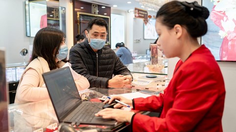 Giá vàng hôm nay 11/12: Tiến sát mốc 155 triệu/lượng