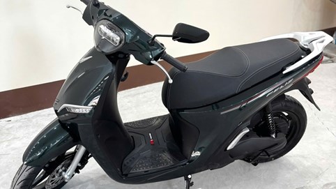 Mua VinFast Feliz đi làm, nam bác sĩ “choáng” vì được thêm xe máy điện tặng bạn gái