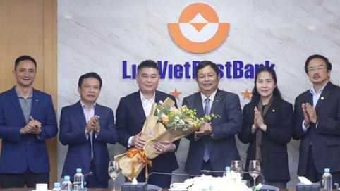 Dứt khỏi 'con đẻ' Thaiholdings, Bầu Thụy làm Chủ tịch LienVietPostBank