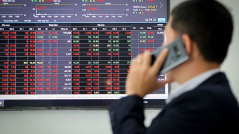 Áp lực bán gia tăng, VN-Index giảm 13 điểm