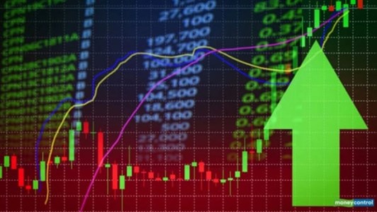 Nhóm chứng khoán “dậy sóng”, VN-Index áp sát 1.900 điểm