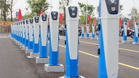 Có gì bên trong trạm sạc V-Green lớn nhất cả nước?