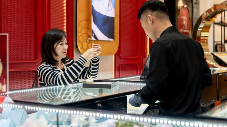 Giá vàng hôm nay 5/1: Chững ở trên đỉnh, chờ tín hiệu mới