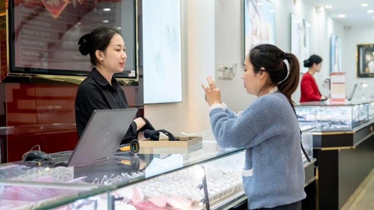 Giá vàng hôm nay 12/1: Vàng miếng SJC neo ở mức 159,8 triệu/lượng