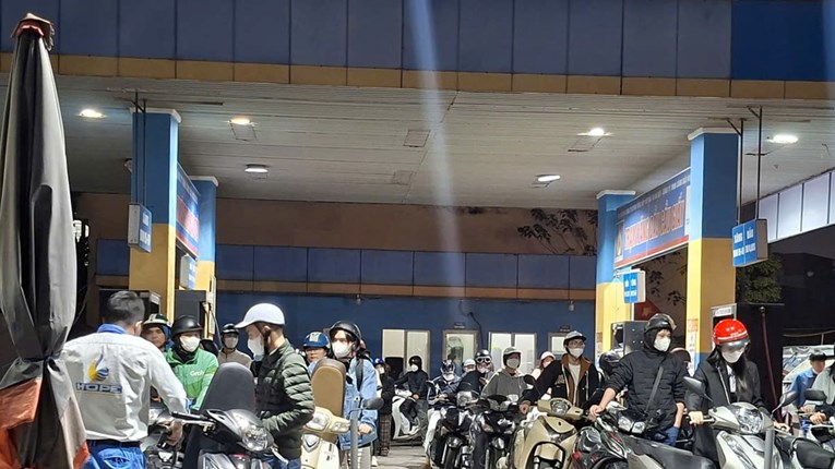 Giá xăng tăng giữa đêm, tiệm cận mức 30.000 đồng/lít