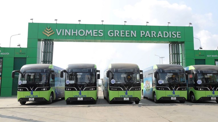 Phúc lợi thiết thực tại VinCons: Công nhân được đưa đón bằng xe buýt điện
