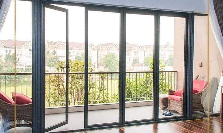 Kính Low-E là gì? Vì sao vật liệu này xuất hiện ngày càng nhiều trong nhà cao cấp?