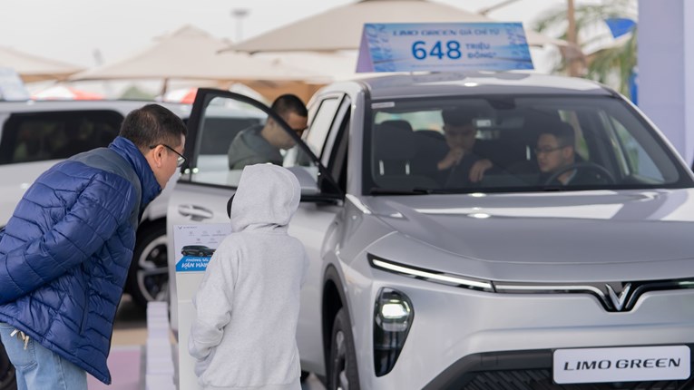 Khách lái thử “MPV của năm” VinFast Limo Green tại Vietnam Mobility Show 2025: “Ngồi lên là thấy đáng tiền”