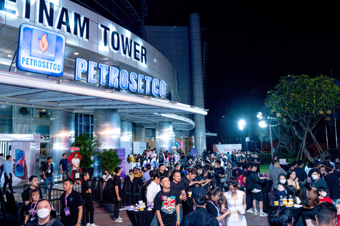 Theo &ocirc;ng Vũ Tiến Dương, do nguồn h&agrave;ng khan hiếm nhưng nhu cầu cao n&ecirc;n sản phẩm điện thoại n&oacute;i chung rất dễ b&aacute;n trong năm 2022.