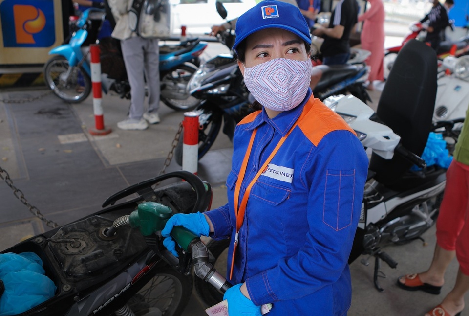 Gi&aacute; xăng dự b&aacute;o tăng tiếp v&agrave;o kỳ điều h&agrave;nh ng&agrave;y mai. (Ảnh: Zing)