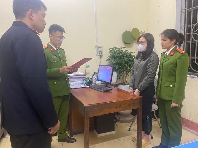 Cơ quan điều tra tống đạt c&aacute;c quyết định khởi tố bị can đến đối tượng Phạm Thị Thanh. Ảnh: CA Hải Dương.