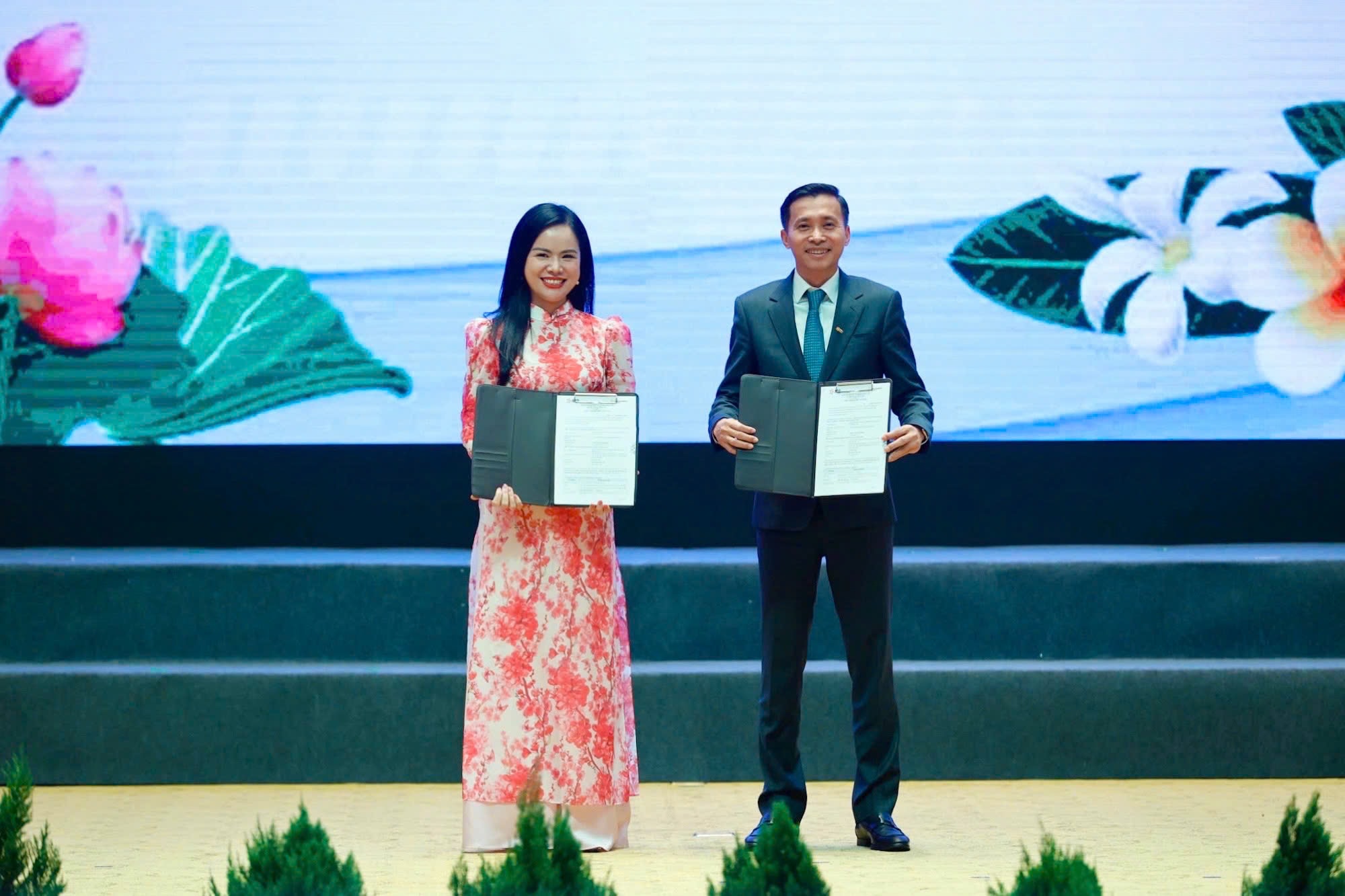 L&atilde;nh đạo Bộ Kế hoạch v&agrave; Đầu tư L&agrave;o trao hợp đồng t&ocirc; nhượng dự &aacute;n điện gi&oacute; Savan 1 cho &ocirc;ng Nguyễn Th&aacute;i H&agrave;, Tổng Gi&aacute;m đốc C&ocirc;ng ty TNHH MTV Điện gi&oacute; Savan 1 (thứ hai từ tr&aacute;i sang). (Ảnh Nhật Bắc/VGP)