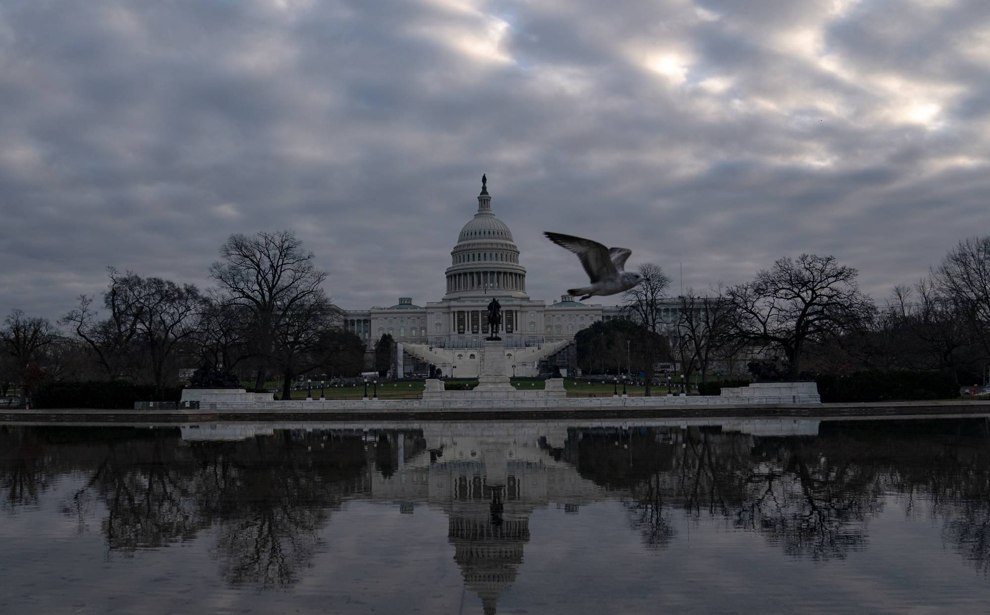 Cảnh b&#225;o khẩn cấp: Nghị sĩ Mỹ được khuy&#234;n đi đường hầm tới Quốc hội v&#236; &quot;biến lớn&quot; ng&#224;y 6/1 - Ảnh 1