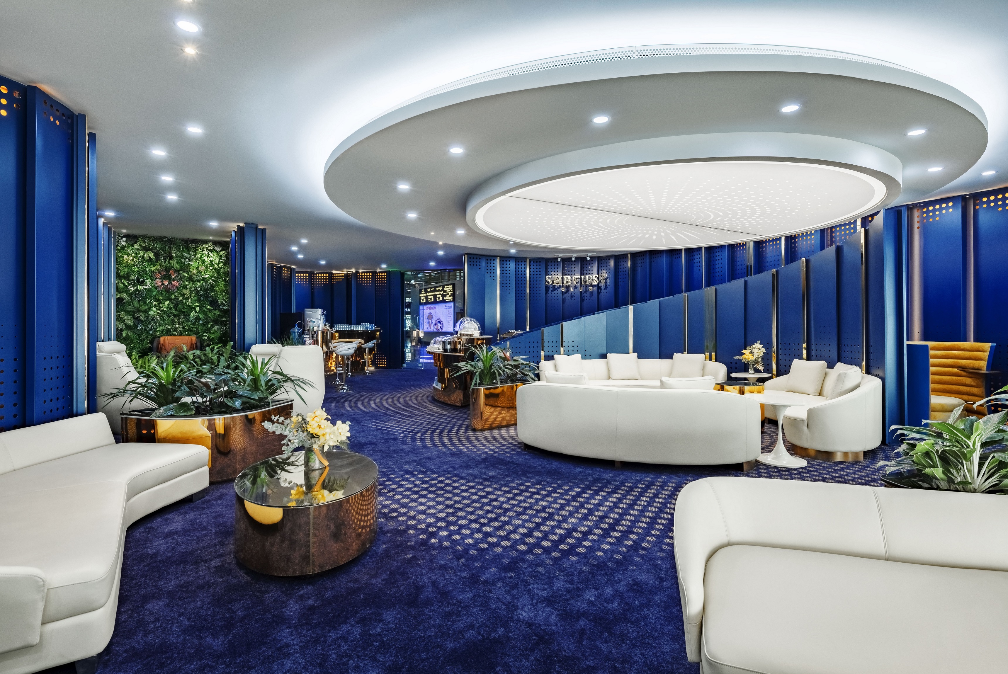 SHB First Club g&acirc;y ấn tượng mạnh với kh&ocirc;ng gian tổng h&ograve;a của sự sang trọng thời thượng với President Suite, ph&ograve;ng h&uacute;t Cigar ri&ecirc;ng tư, khu massage giữa vườn c&acirc;y, khu l&agrave;m việc biệt lập, tầm nh&igrave;n ra đường băng&hellip;