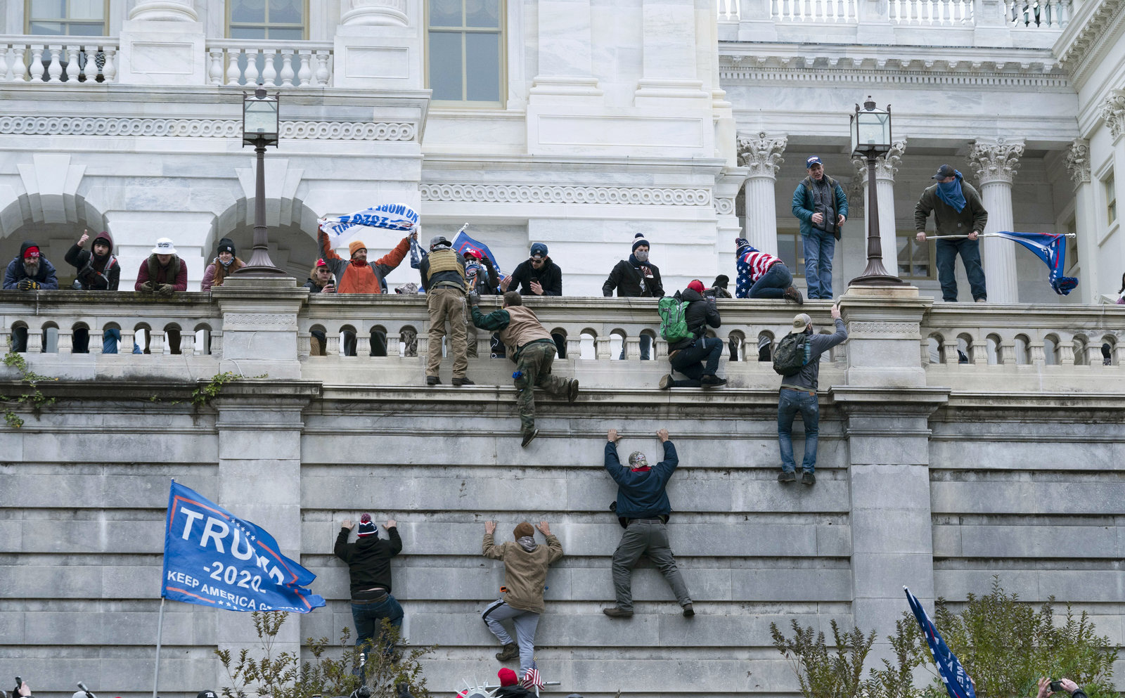 TT Trump l&#234;n tiếng sau khi Điện Capitol &quot;thất thủ&quot;: Ch&#250;ng ta kh&#244;ng thể rơi v&#224;o bẫy. H&#227;y về nh&#224;! - Ảnh 1