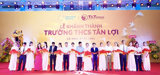 &Ocirc;ng Đỗ Quang Hiển, Chủ tịch HĐQT ki&ecirc;m TGĐ Tập đo&agrave;n T&amp;T Group v&agrave; c&aacute;c đại biểu cắt băng kh&aacute;nh th&agrave;nh Trường THCS T&acirc;n Lợi &nbsp;
