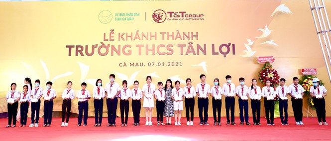 Trao học bổng cho c&aacute;c em học sinh ngh&egrave;o vượt kh&oacute;, c&aacute;c em học sinh c&oacute; th&agrave;nh t&iacute;ch học tập xuất sắc của trường THCS T&acirc;n Lợi &nbsp;