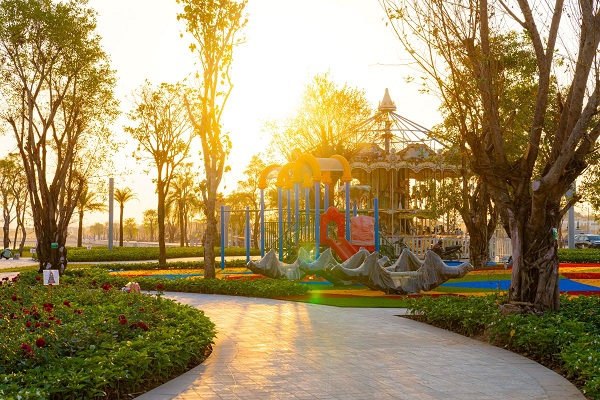 Tr&ecirc;n c&ocirc;ng trường Vinhomes Global Gate, c&ocirc;ng vi&ecirc;n Xứ Sở Thần Ti&ecirc;n cũng đang dần ho&agrave;n thiện với một diện mạo tươi mới &nbsp;