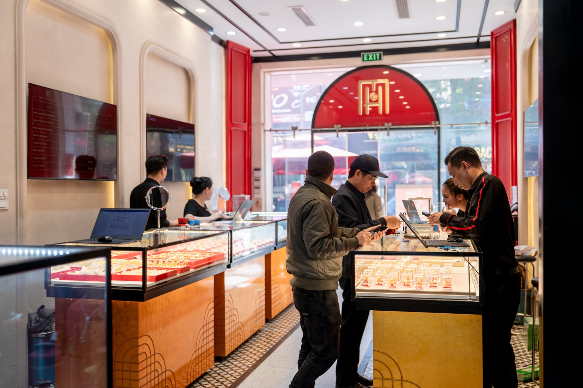 Giá vàng hôm nay 8/1: Các hãng vàng đồng loạt điều chỉnh giảm - Ảnh 2