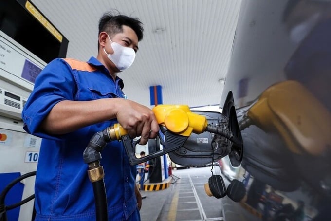 Giá xăng được dự báo giảm tới 330 đồng/lít trong chiều nay - Ảnh 1