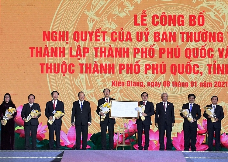 Nam Ph&#250; Quốc rực s&#225;ng ph&#225;o hoa ch&#224;o đ&#243;n sự kiện đảo Ngọc l&#234;n th&#224;nh phố  - Ảnh 1