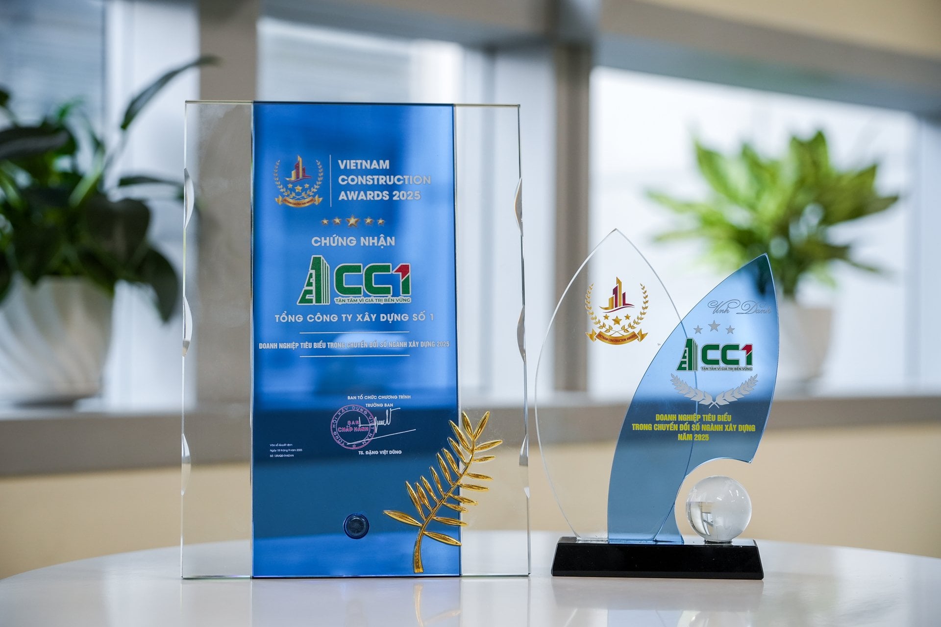 C&uacute;p v&agrave; chứng nhận giải thưởng &ldquo;Doanh nghiệp ti&ecirc;u biểu trong chuyển đổi số ng&agrave;nh X&acirc;y dựng 2025&rdquo; ghi nhận những nỗ lực kh&ocirc;ng ngừng của CC1 trong h&agrave;nh tr&igrave;nh chuyển đổi số to&agrave;n diện, ti&ecirc;n phong ứng dụng khoa học &ndash; c&ocirc;ng nghệ v&agrave;o mọi lĩnh vực hoạt động
